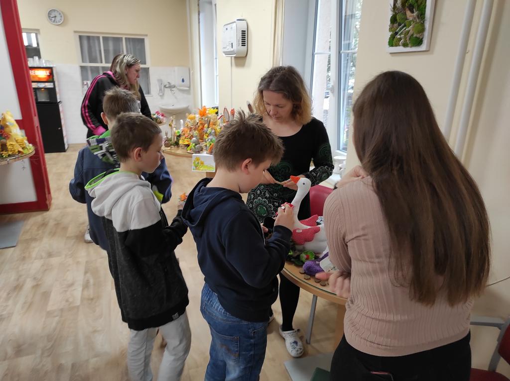 Návštěva jarní výstavy v SeniorCentru Skuteč spojená s předáváním přáníček klientům, 31. 3. 2023