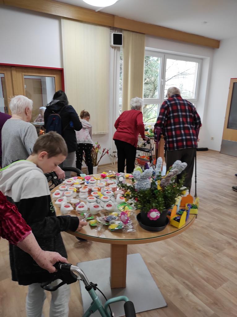 Návštěva jarní výstavy v SeniorCentru Skuteč spojená s předáváním přáníček klientům, 31. 3. 2023