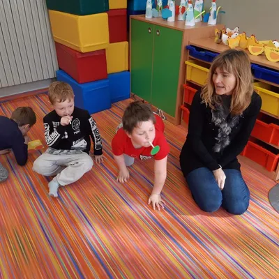 Přípravná třída - přenášíme vajíčka brčkem, 30. 3. 2023