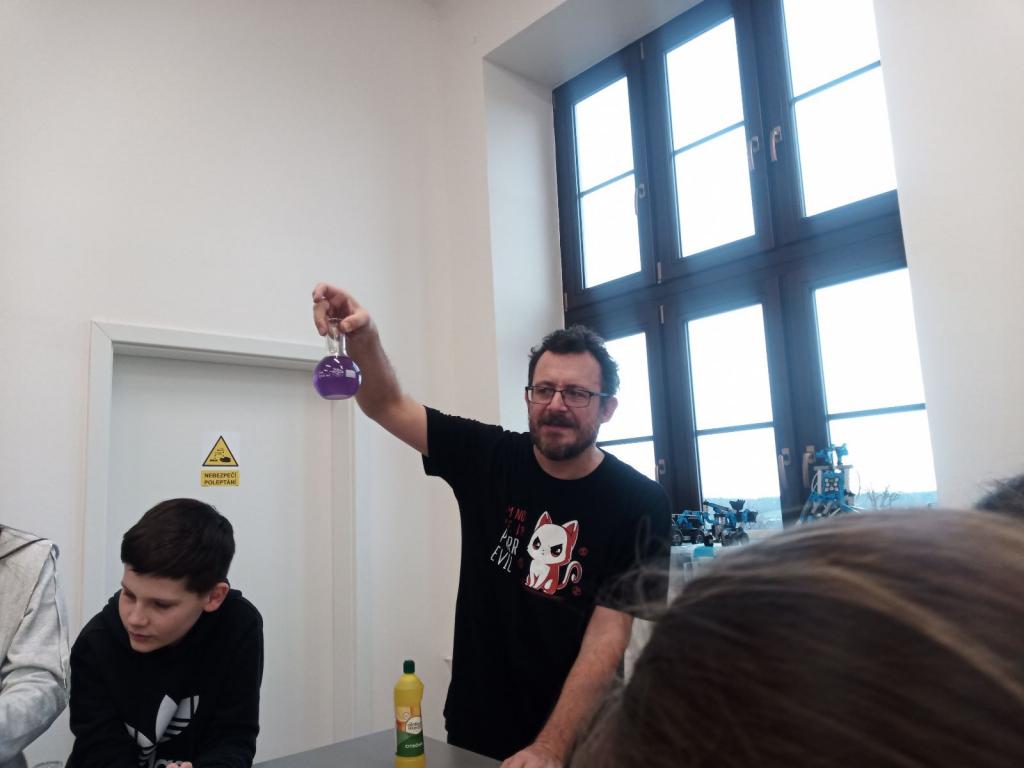 Šesťáci si hrají s Ph a předškoláci vaří lektvary, 14. 3. 2023