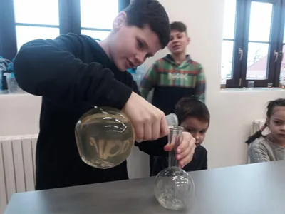 Šesťáci si hrají s Ph a předškoláci vaří lektvary, 14. 3. 2023