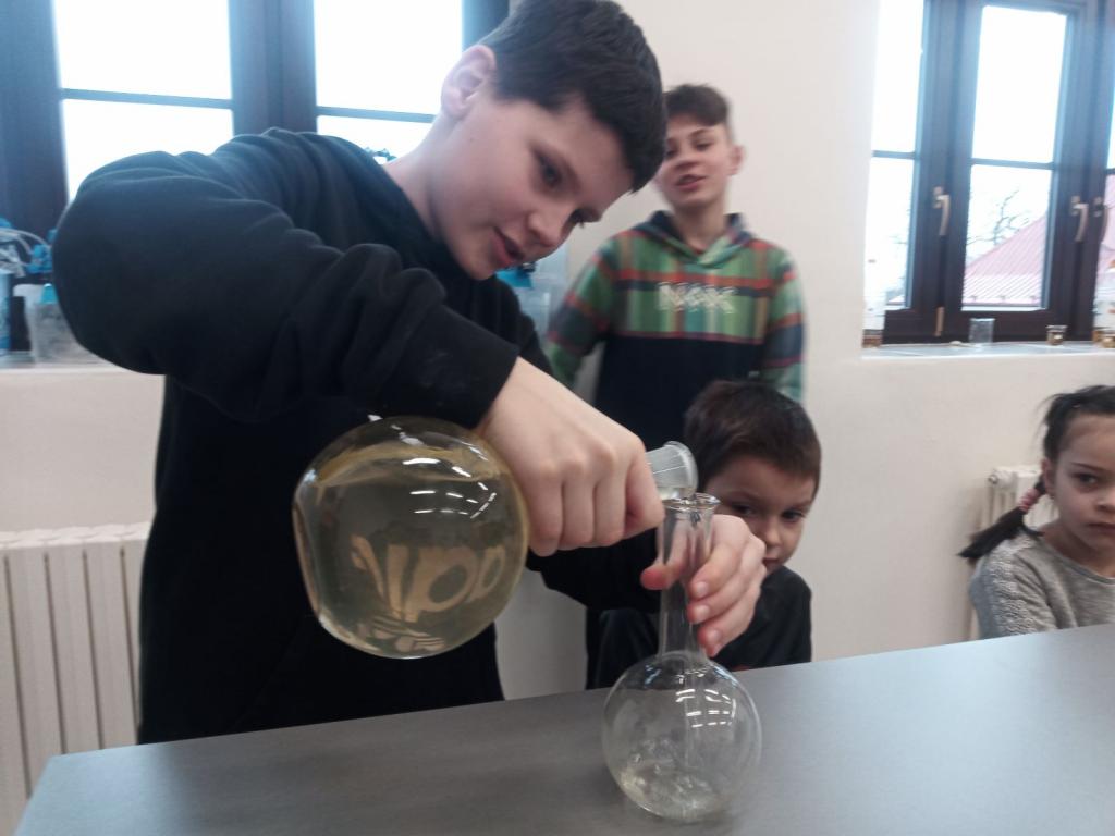Šesťáci si hrají s Ph a předškoláci vaří lektvary, 14. 3. 2023