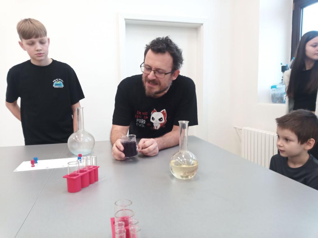 Šesťáci si hrají s Ph a předškoláci vaří lektvary, 14. 3. 2023