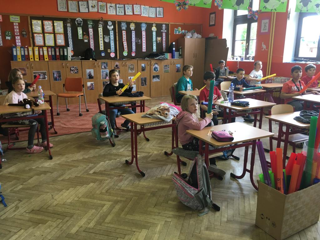 HV - dechová cvičení, hra na boomwhackers, taneček, 18. 5. 2023