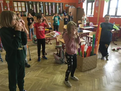 HV - dechová cvičení, hra na boomwhackers, taneček, 18. 5. 2023