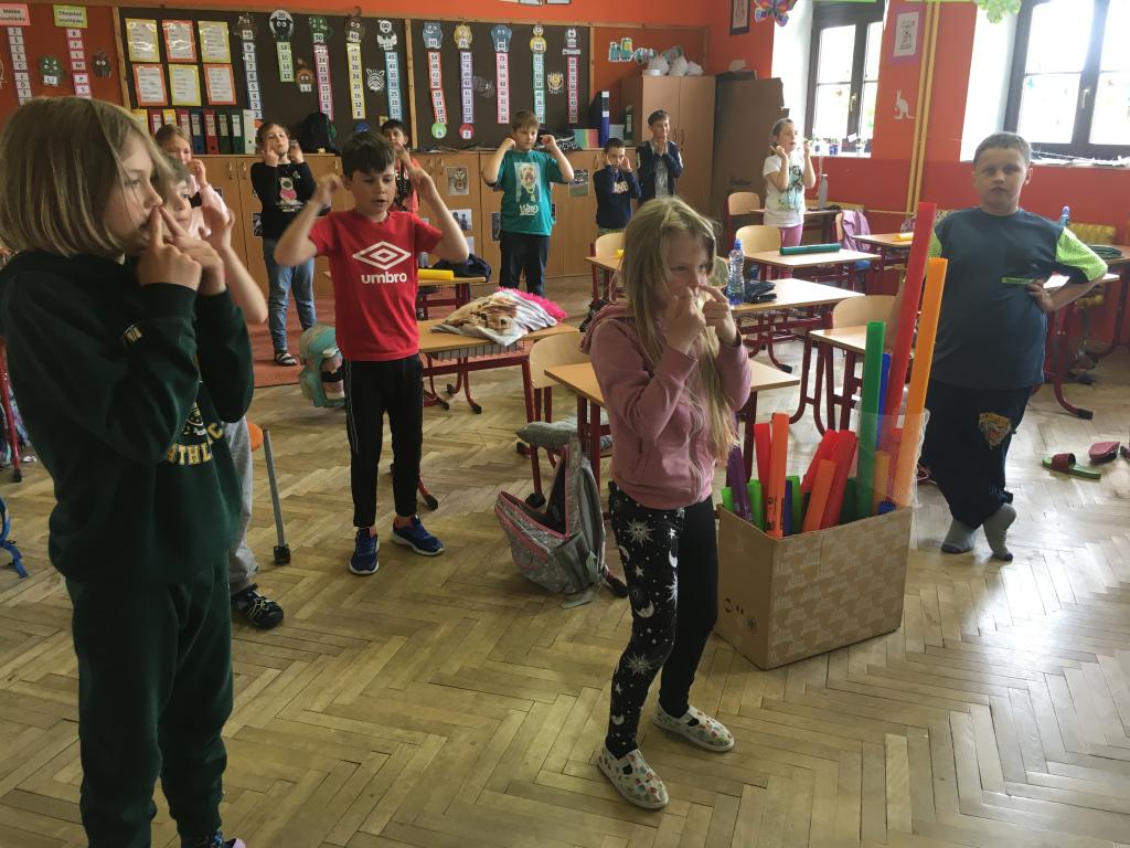 HV - dechová cvičení, hra na boomwhackers, taneček, 18. 5. 2023