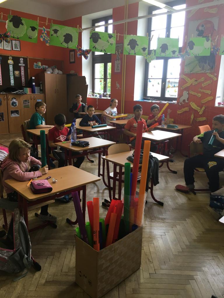 HV - dechová cvičení, hra na boomwhackers, taneček, 18. 5. 2023