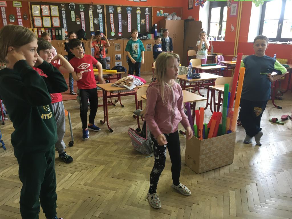 HV - dechová cvičení, hra na boomwhackers, taneček, 18. 5. 2023