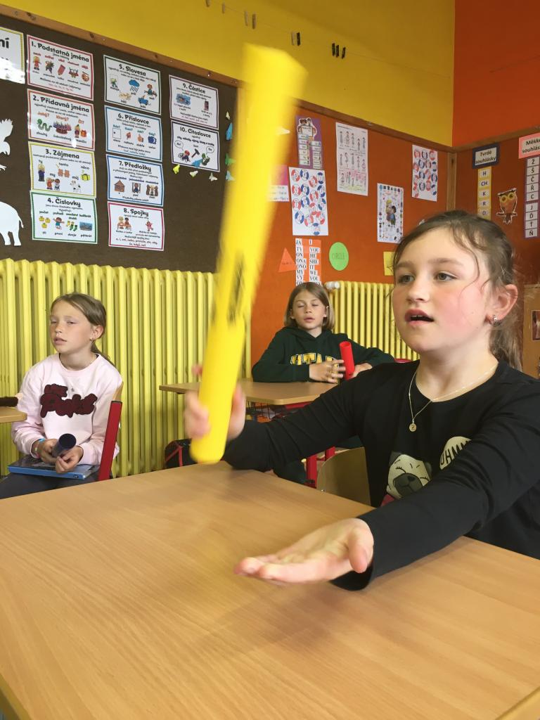 HV - dechová cvičení, hra na boomwhackers, taneček, 18. 5. 2023