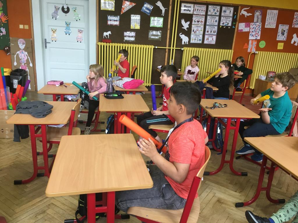 HV - dechová cvičení, hra na boomwhackers, taneček, 18. 5. 2023