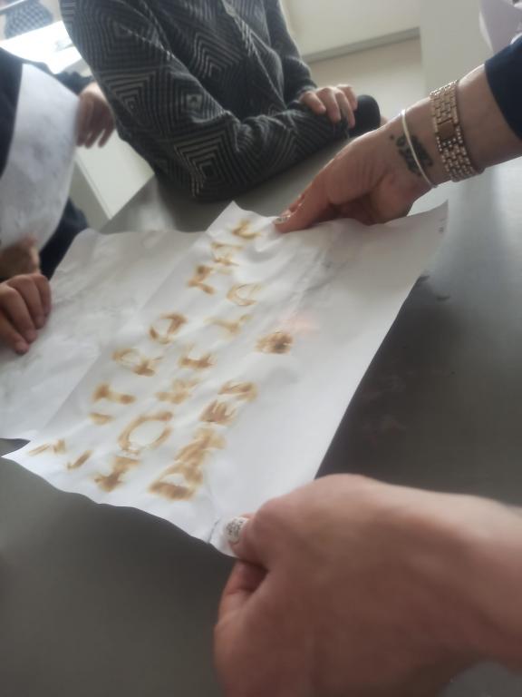 Tajný vzkaz (papír, mléko, oheň) - elektrohrátky, 2. 5. 2023