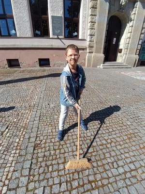 Sázíme  a zkrášlujeme okolí školy, 6. 9. 2023