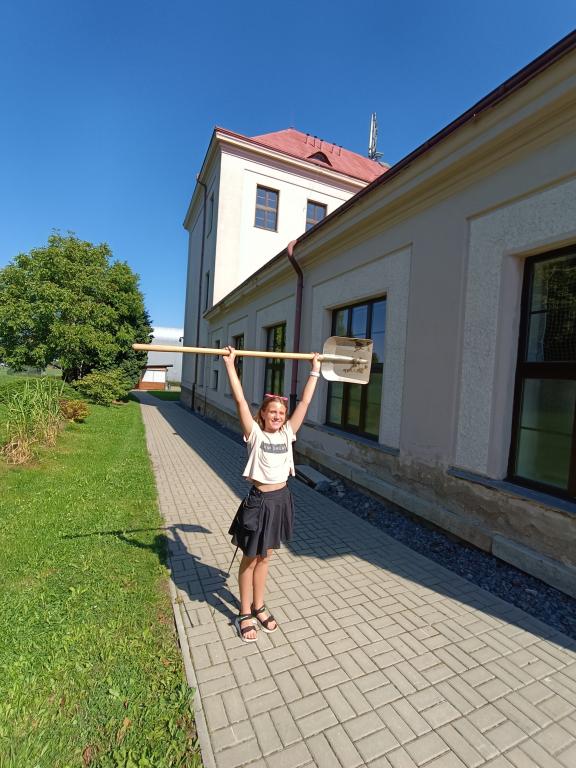 Sázíme  a zkrášlujeme okolí školy, 6. 9. 2023