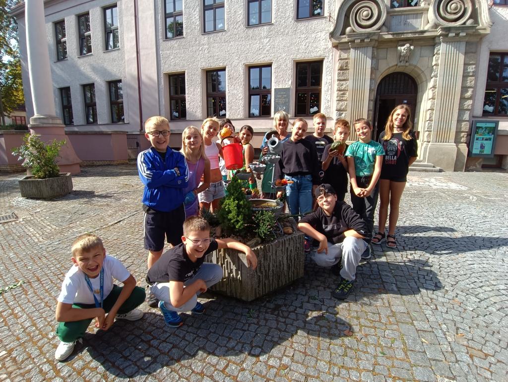 Výtvarná výchova a praktické činnosti - tvoříme z keramiky, sázíme a zkrášlujeme okolí školy, 21. 9. 2023