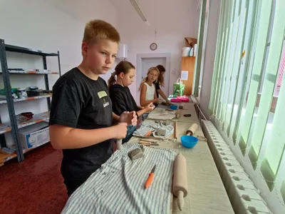 Výtvarná výchova a praktické činnosti - tvoříme z keramiky, sázíme a zkrášlujeme okolí školy, 21. 9. 2023