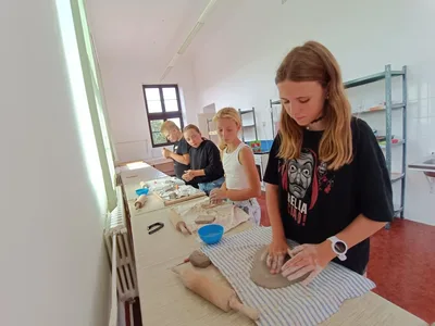 Výtvarná výchova a praktické činnosti - tvoříme z keramiky, sázíme a zkrášlujeme okolí školy, 21. 9. 2023