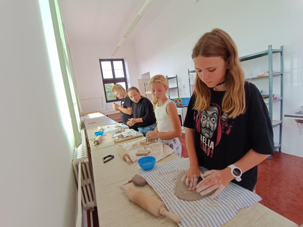 Výtvarná výchova a praktické činnosti - tvoříme z keramiky, sázíme a zkrášlujeme okolí školy, 21. 9. 2023