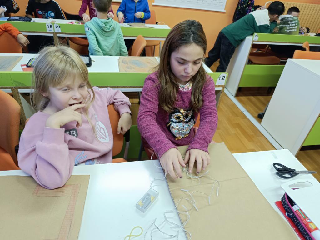 Elektrohrátky - vyrábíme svítící obrázky, 31. 10. 2023
