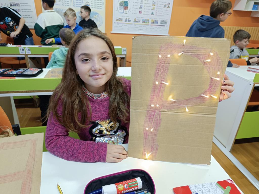 Elektrohrátky - vyrábíme svítící obrázky, 31. 10. 2023