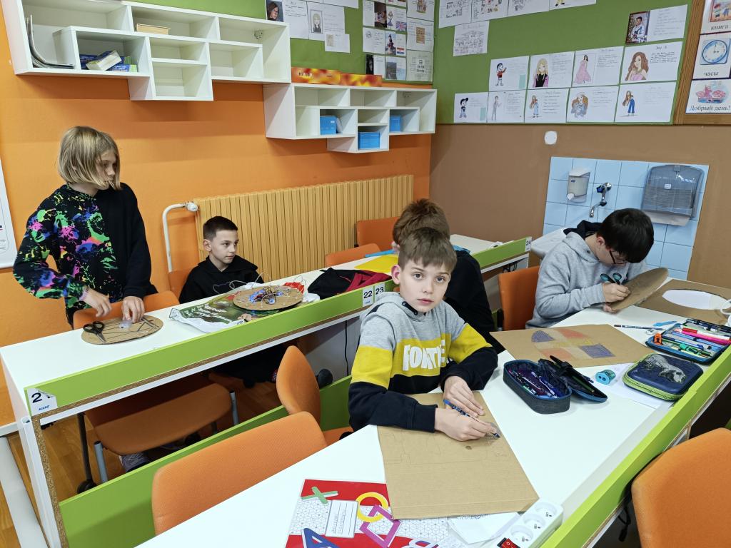 Elektrohrátky - vyrábíme svítící obrázky, 31. 10. 2023