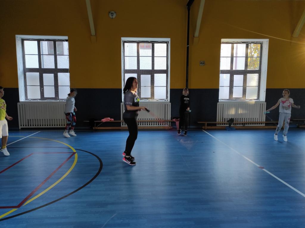 Tělesná výchova - práce se švihadlem, aneb brzy z nás budou šviháci, 18. 10. 2023