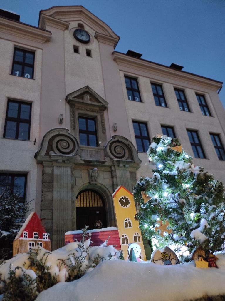 Zdobíme květináč před školou, 30. 11. 2023