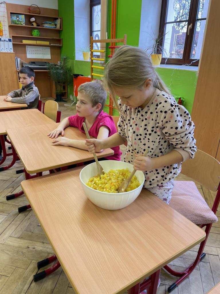 Bramborový salát ve 2. třídě, 13. 12. 2023