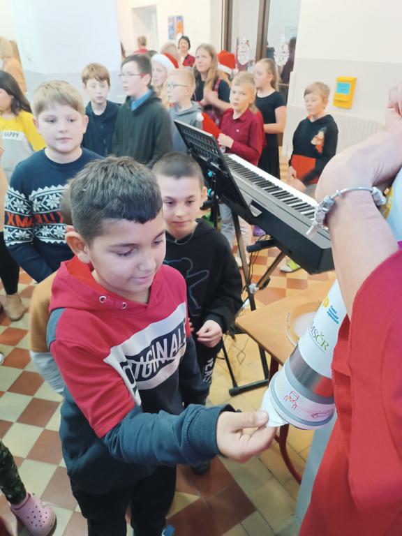 Fb soutěž čtvrtých tříd o hezčí zimní výzdobu truhlíků, 23. 12. 2023