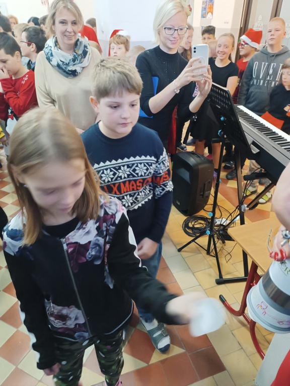 Fb soutěž čtvrtých tříd o hezčí zimní výzdobu truhlíků, 23. 12. 2023