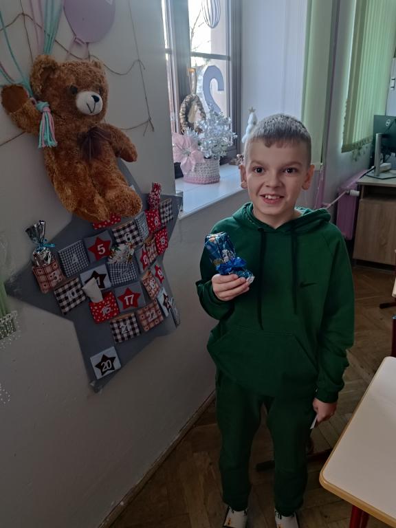 Píšeme vánoční přání sousedům, osamělým starým lidem, dětem na pohlednici a děláme si radost naším adventním kalendářem, 11. 12. 2023