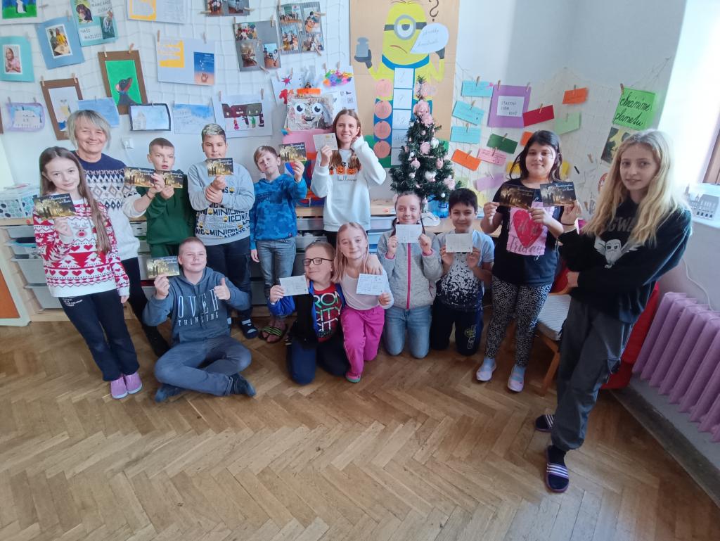 Píšeme vánoční přání sousedům, osamělým starým lidem, dětem na pohlednici a děláme si radost naším adventním kalendářem, 11. 12. 2023