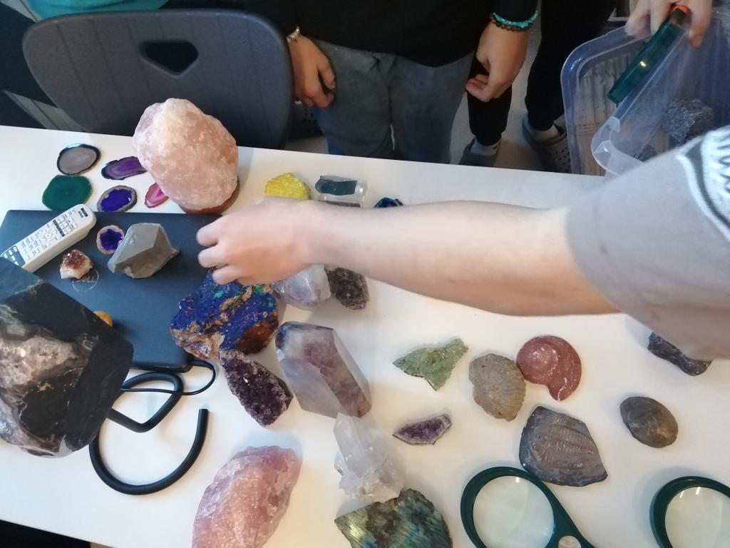 Přírodopis: Poznávání minerálů s Denisem, 18. 12. 2023