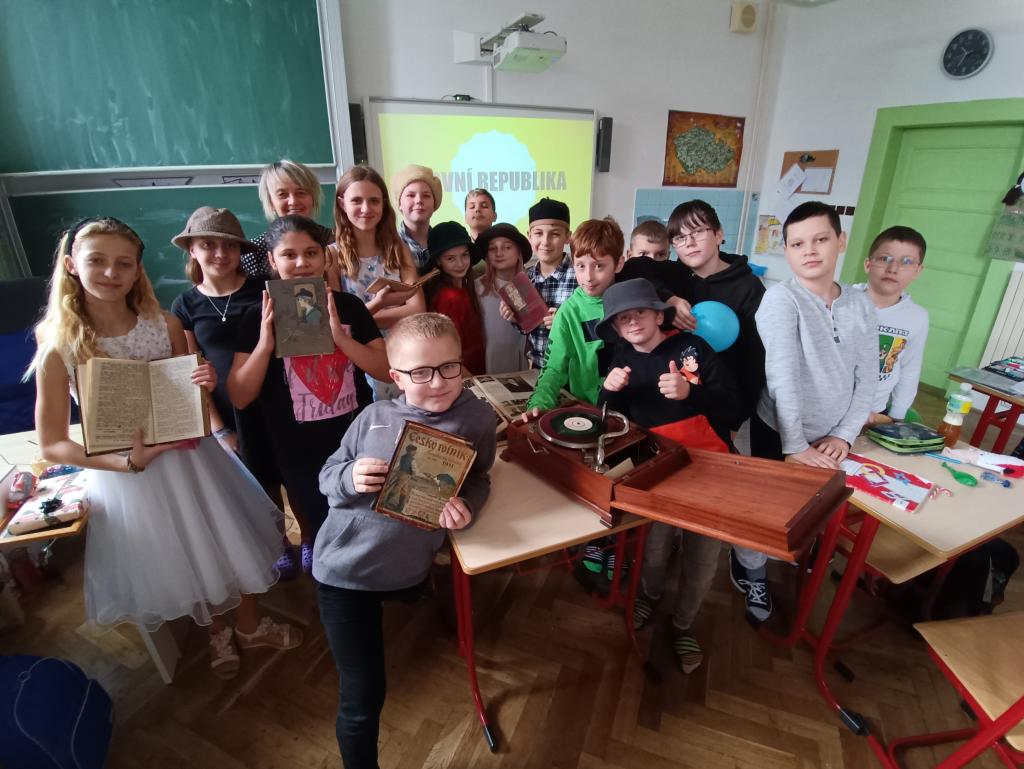 Projektová hodina: První republika v 5. třídě, módní přehlídka, hra na starý gramofon, prohlížení prvorepublikové literatury., 19. 12. 2023