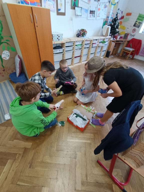 Projektová hodina: První republika v 5. třídě, módní přehlídka, hra na starý gramofon, prohlížení prvorepublikové literatury., 19. 12. 2023