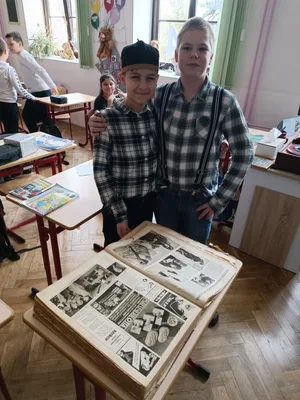 Projektová hodina: První republika v 5. třídě, módní přehlídka, hra na starý gramofon, prohlížení prvorepublikové literatury., 19. 12. 2023