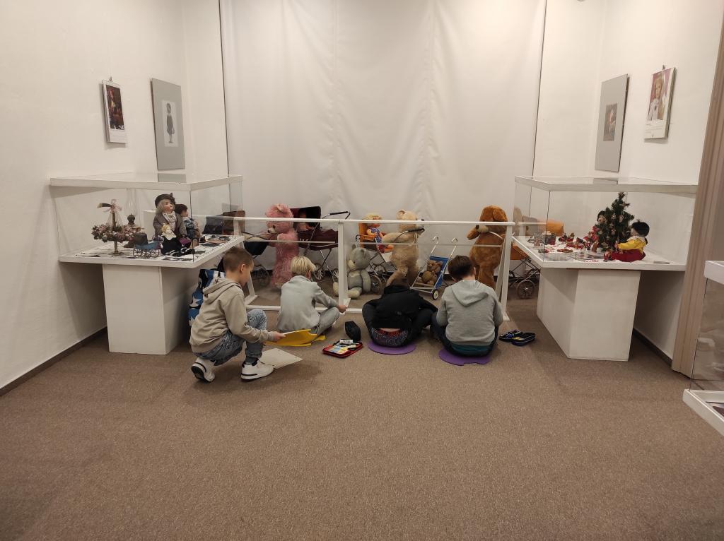 Výstava panenek, stáváme se potulnými kreslíři, 14. 12. 2023