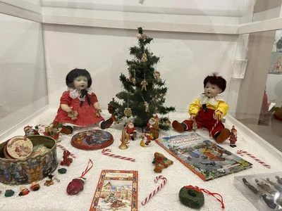 Výstava panenek v Městském muzeu v červené barvě Vánoc, 12. 12. 2023