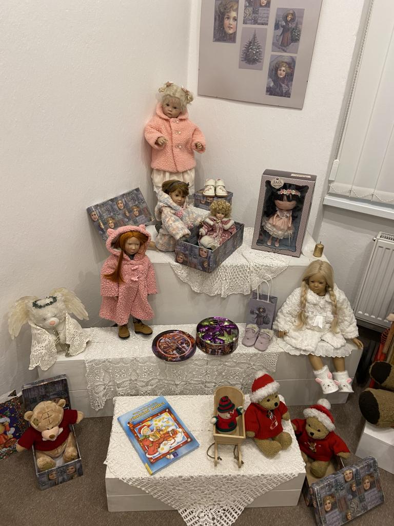 Výstava panenek v Městském muzeu v červené barvě Vánoc, 12. 12. 2023