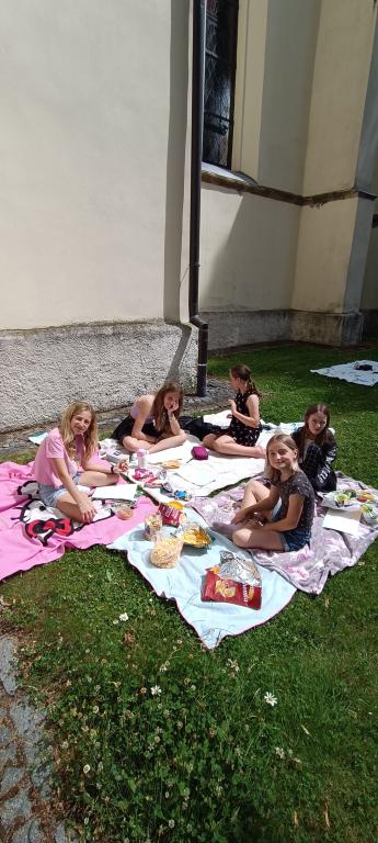 Malování u kostel a a piknik v trávě, 20. 6. 2024