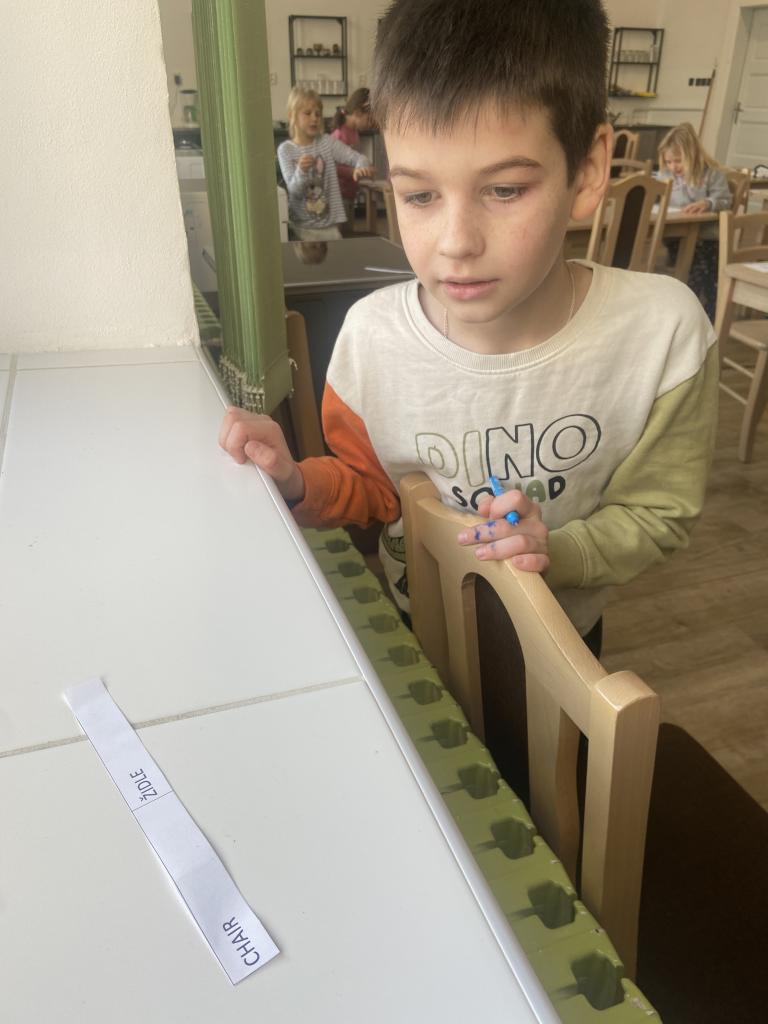 AJ - běhací diktát, interaktivní výukové materiály, 15. 11. 2024