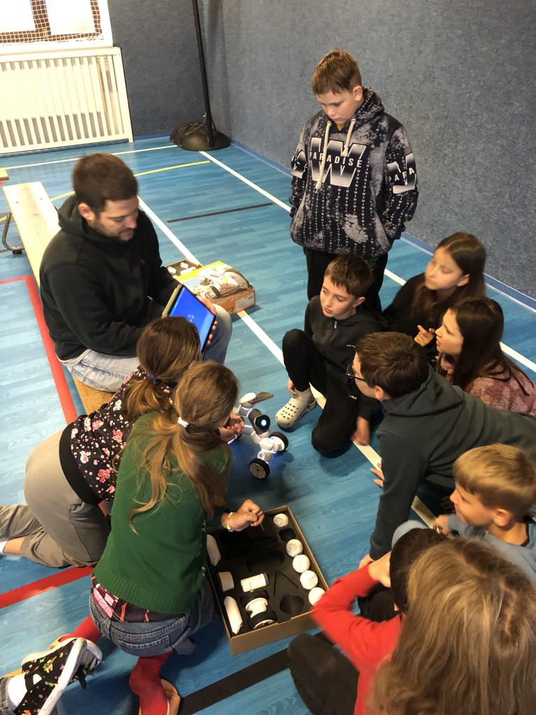 Roboti - to by se asi pan  Čapek divil…, 28. 11. 2024