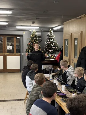 6. třída navštívila ruční  výrobu skleněných vánočních ozdob Kouliér na Oflendě, 16. 12. 2024