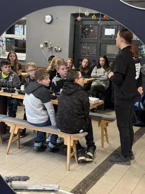 6. třída navštívila ruční  výrobu skleněných vánočních ozdob Kouliér na Oflendě, 16. 12. 2024