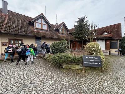 6. třída navštívila ruční  výrobu skleněných vánočních ozdob Kouliér na Oflendě, 16. 12. 2024