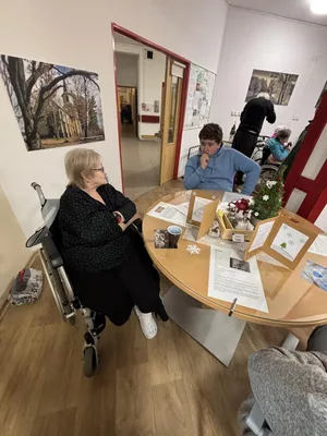 Návštěva SeniorCentra ve Skutči, posezení a vyprávění se seniory, společné zpívání, 18. 12. 2024