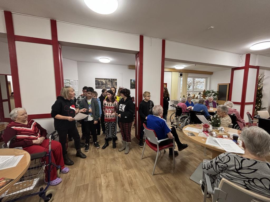 Návštěva SeniorCentra ve Skutči, posezení a vyprávění se seniory, společné zpívání, 18. 12. 2024