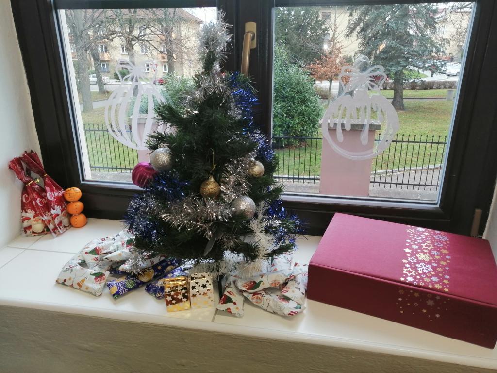 Už se nám to pod stromečkem plní... Děkujeme ti, Ježíšku, 19. 12. 2024