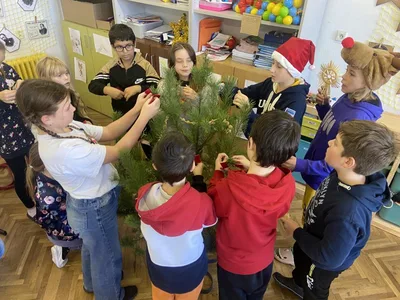 Zdobení třídního vánočního stromečku, 4. 12. 2024