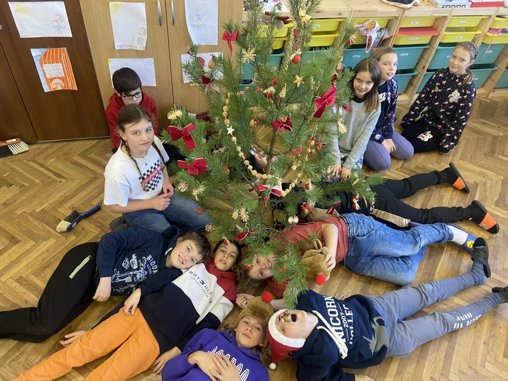 Zdobení třídního vánočního stromečku, 4. 12. 2024