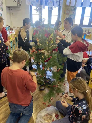 Zdobení třídního vánočního stromečku, 4. 12. 2024